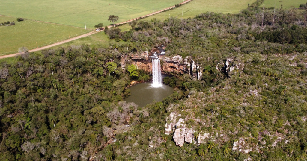 Paisagem natural de Nova Esperança do Sul, com cachoeira e vegetação nativa