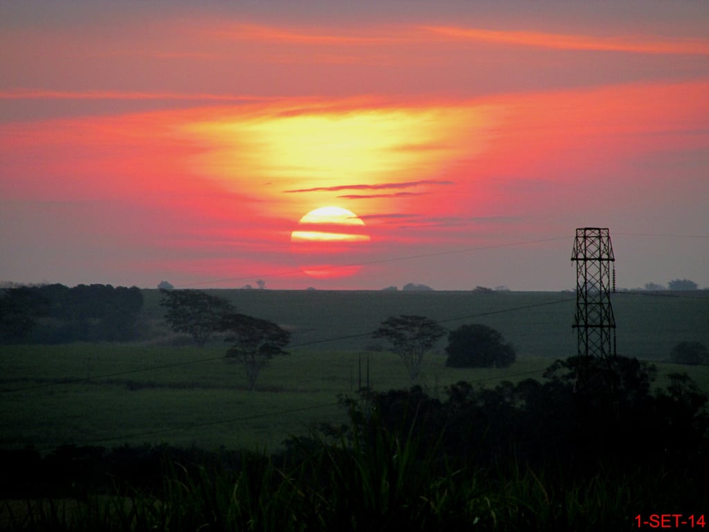 Infraestrutura urbana com torres de transmissão ao entardecer