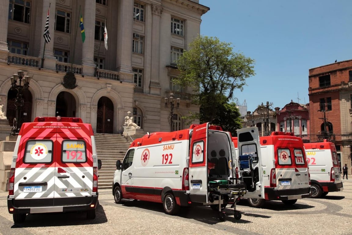 Ambulâncias do SAMU 192 em área urbana, viaturas identificadas durante acionamento