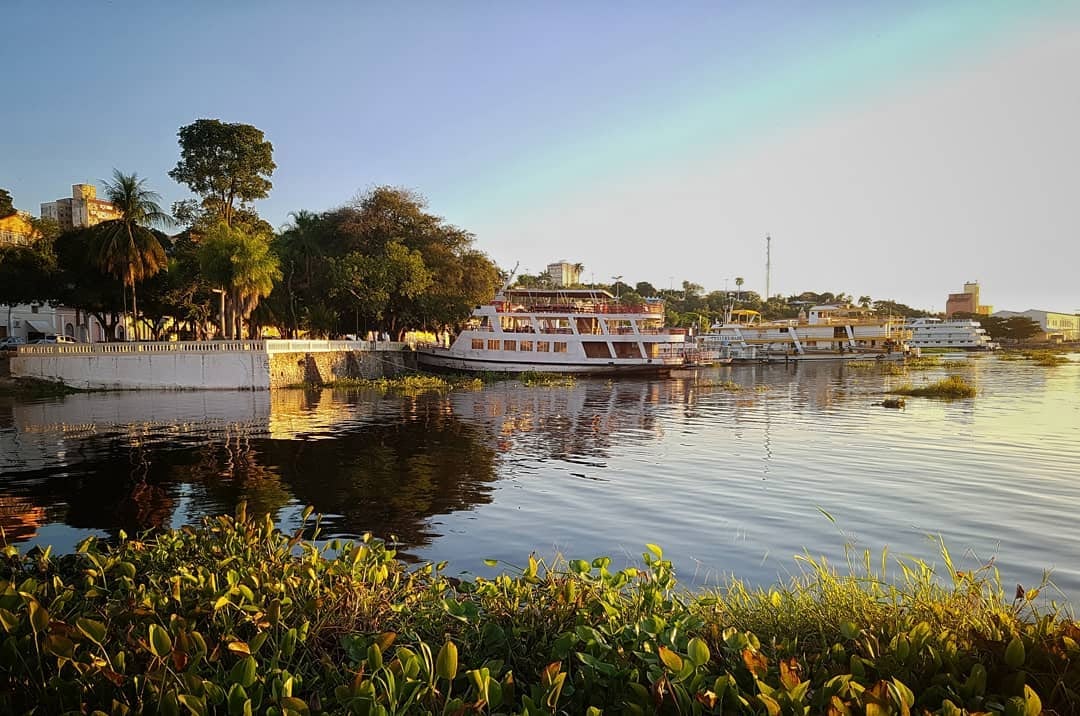 Paisagem ribeirinha no MS ao entardecer