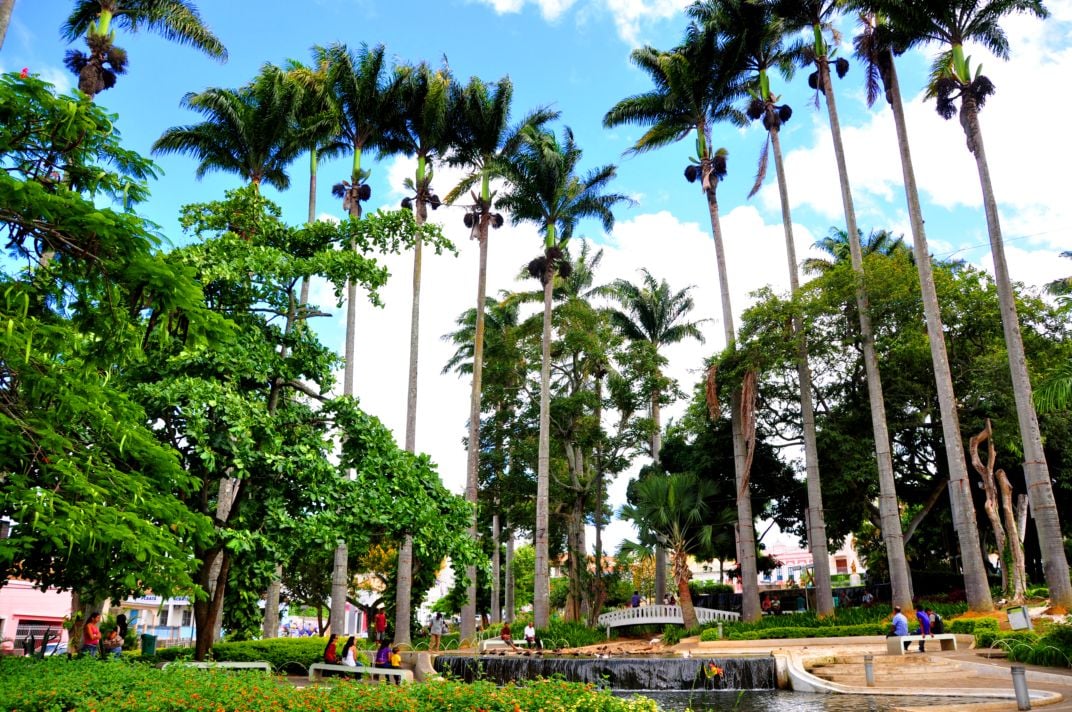 Praça Tancredo Neves em Vitória da Conquista BA ao entardecer
