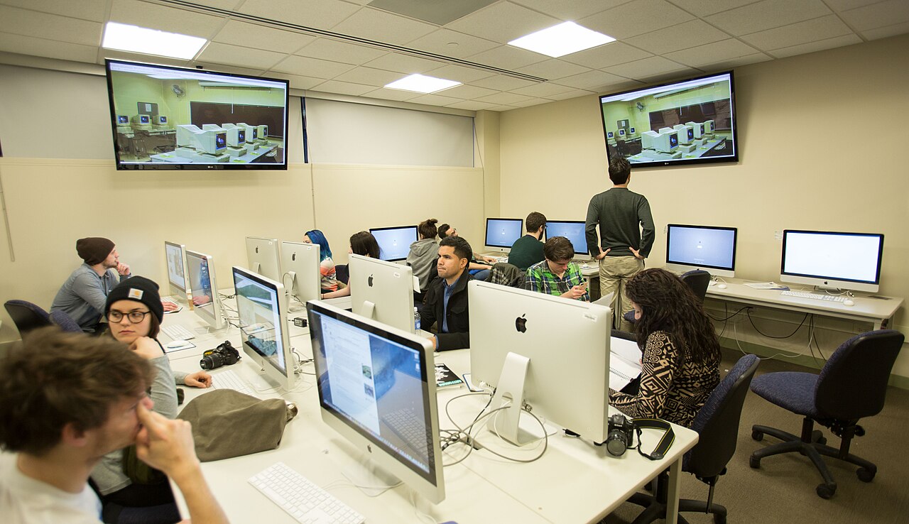 Laboratório de informática com estudantes