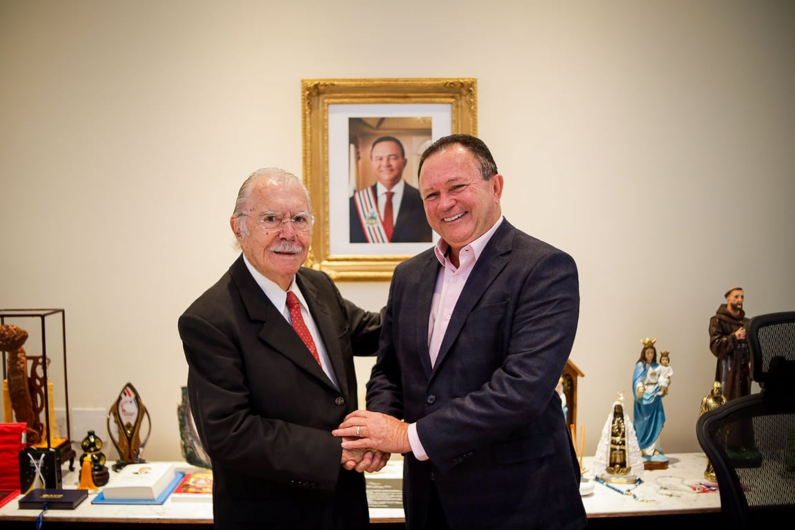 Dois profissionais cumprimentando-se em ambiente institucional, ilustrando atendimento ao público