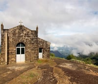 Paisagem urbana em cidade serrana do Espírito Santo, com igreja e colinas verdes ao fundo