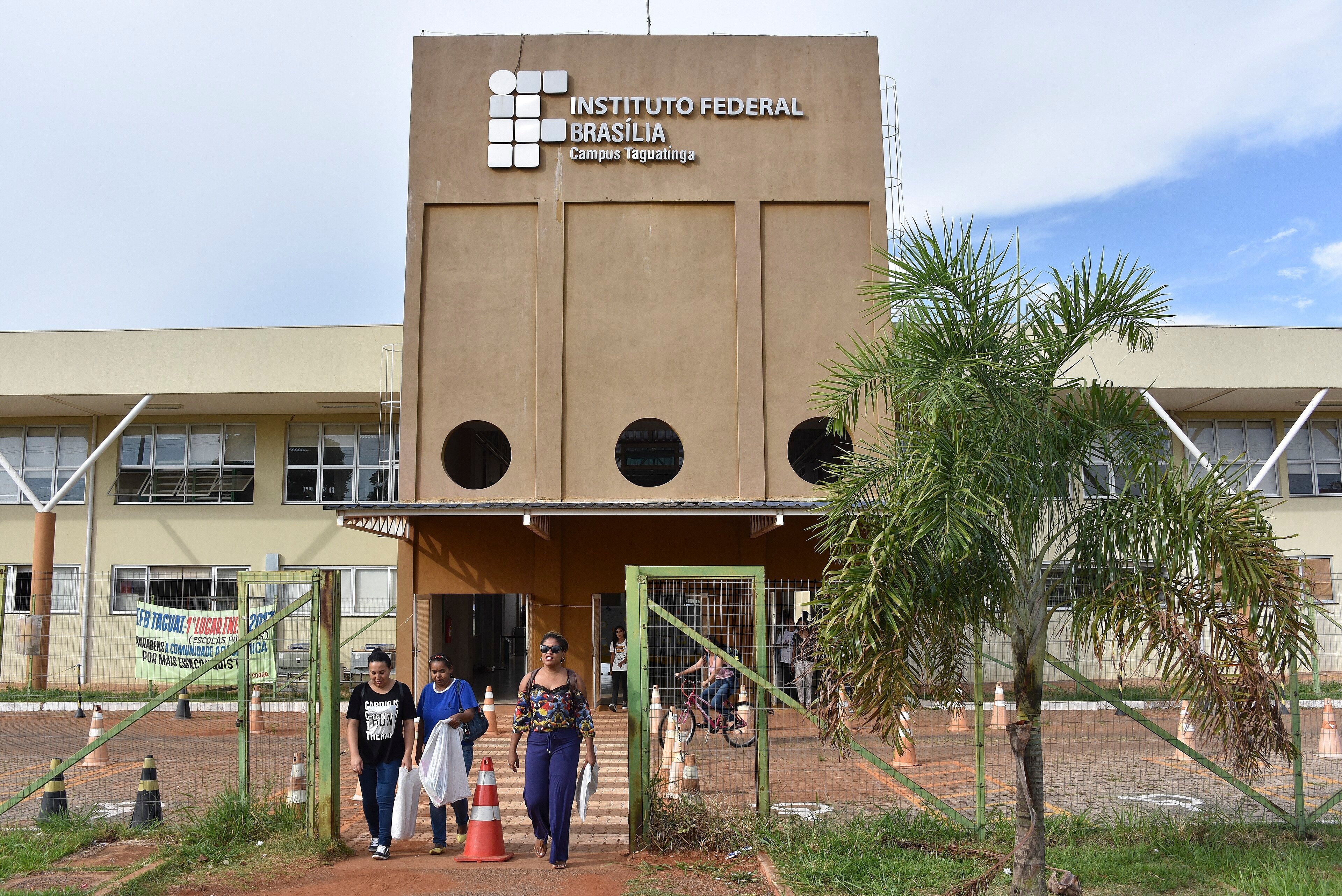 Fachada de campus do IFB com logomarca visível