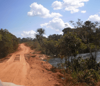 Estrada estadual no norte de Mato Grosso cercada por vegetação amazônica