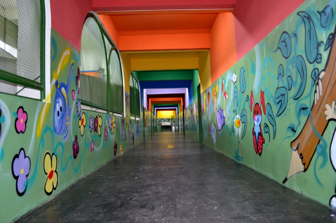 Corredor de escola pública — imagem ilustrativa