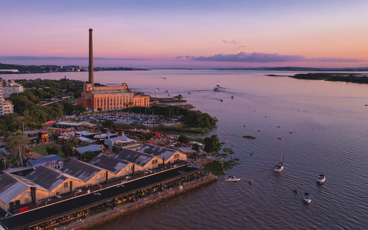 Pôr do sol no Guaíba com skyline de Porto Alegre RS