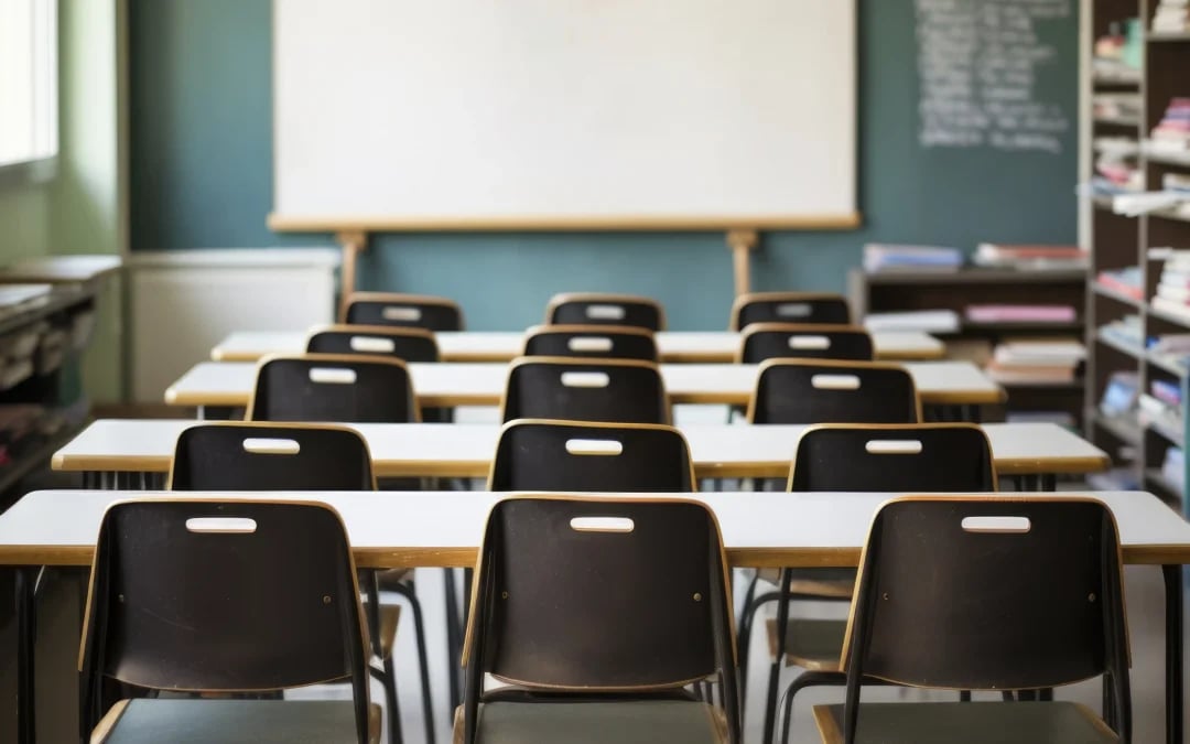 Sala de aula universitária no período noturno, com ambiente preparado para adultos