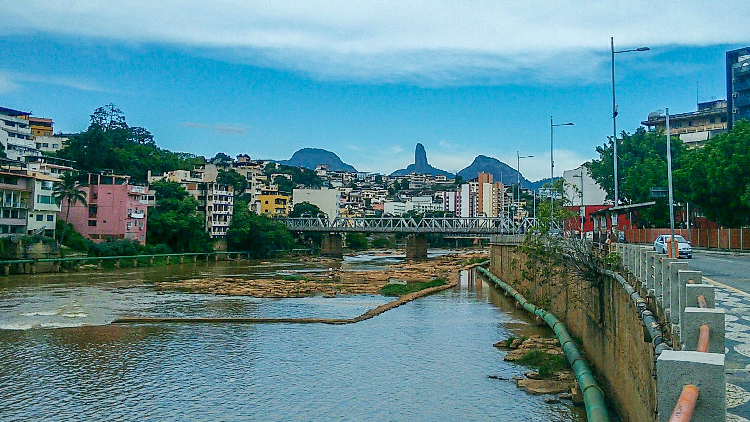 Vista panorâmica de Cachoeiro de Itapemirim, com o rio e a paisagem urbana ao entardecer