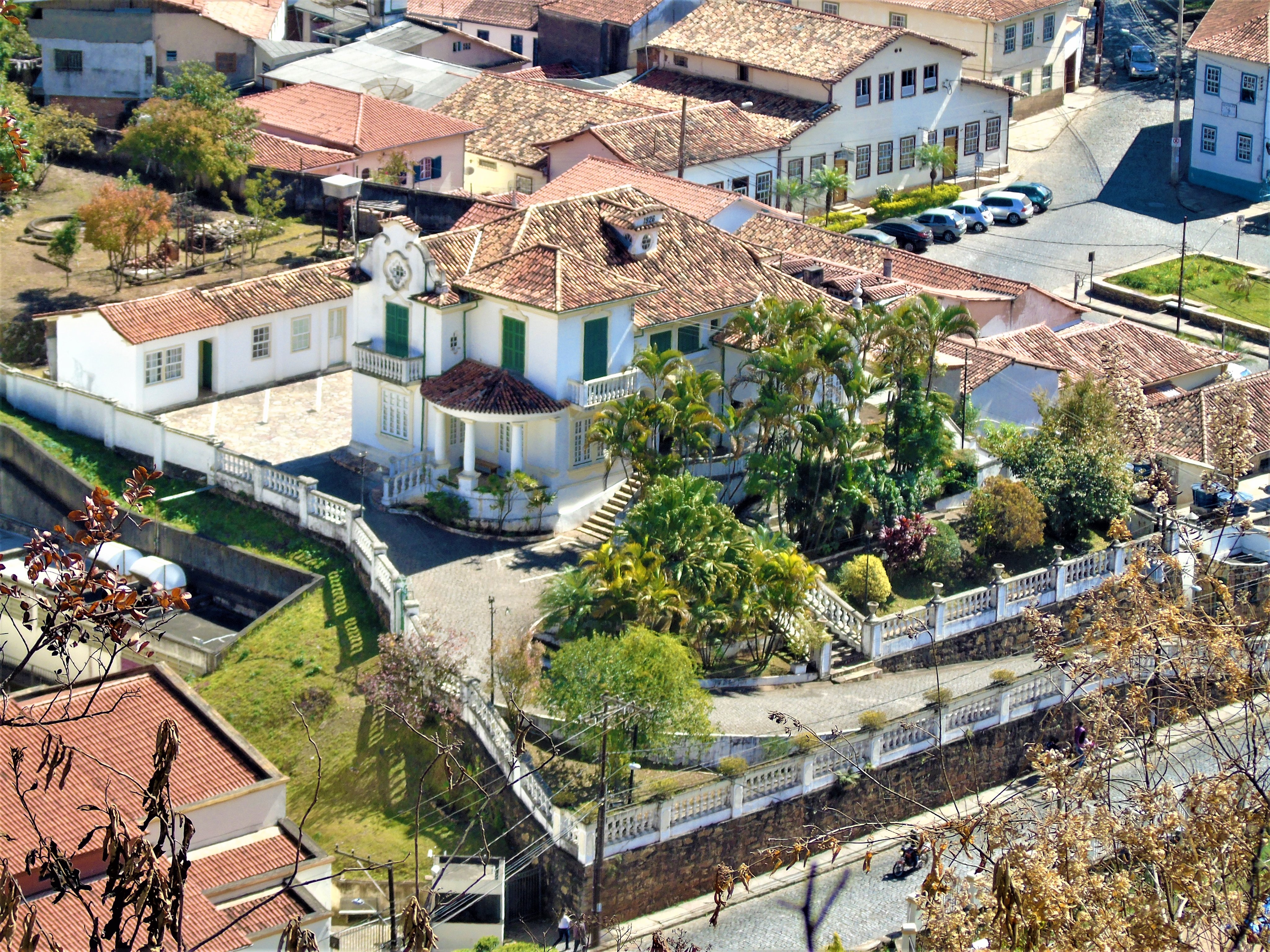 Campus universitário com fachada moderna e áreas verdes