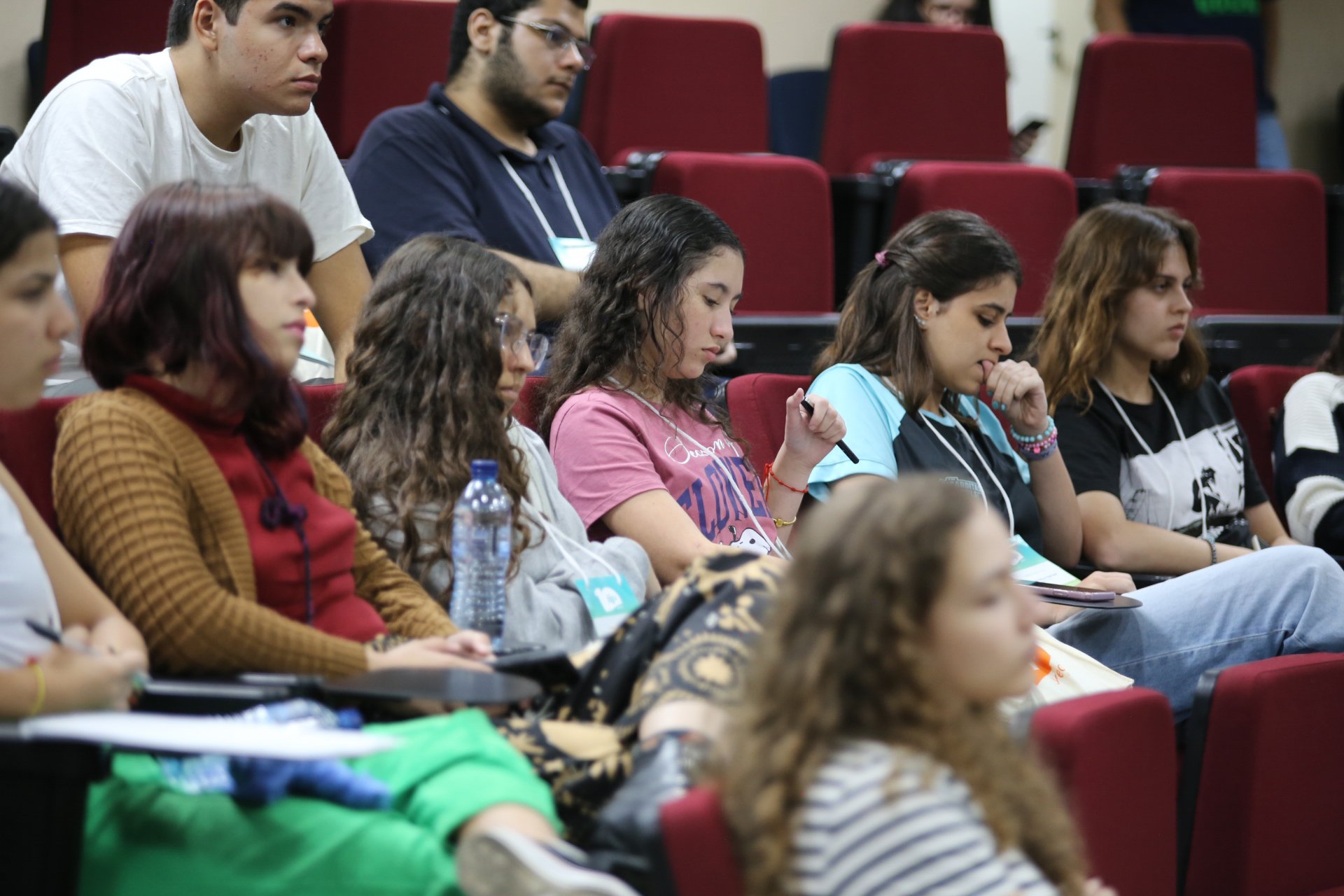 Ambiente acadêmico no RN, com palestra e público em auditório – imagem ilustrativa de educação superior