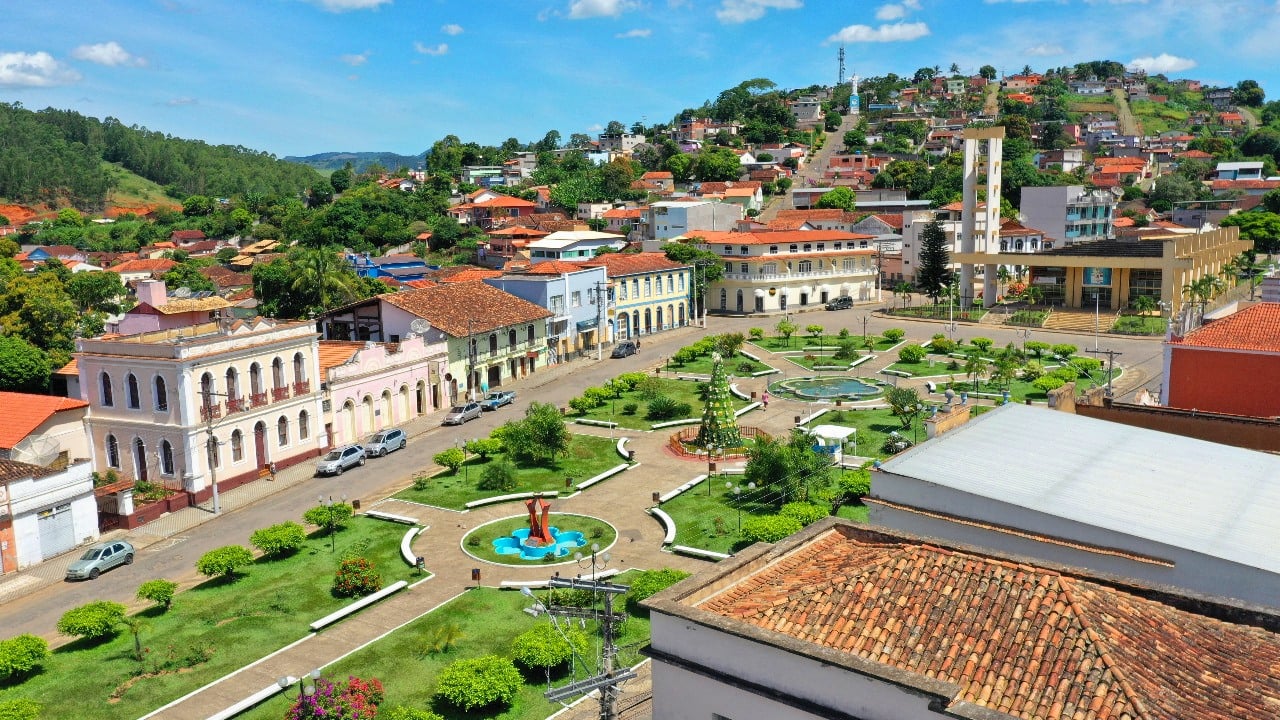 Praça e paisagem urbana típica do interior de Minas Gerais