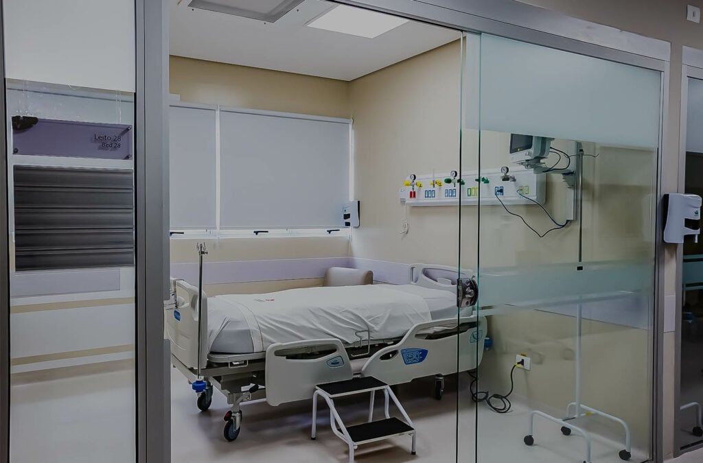 Corredor hospitalar no Brasil, com leitos e equipamentos prontos para atendimento