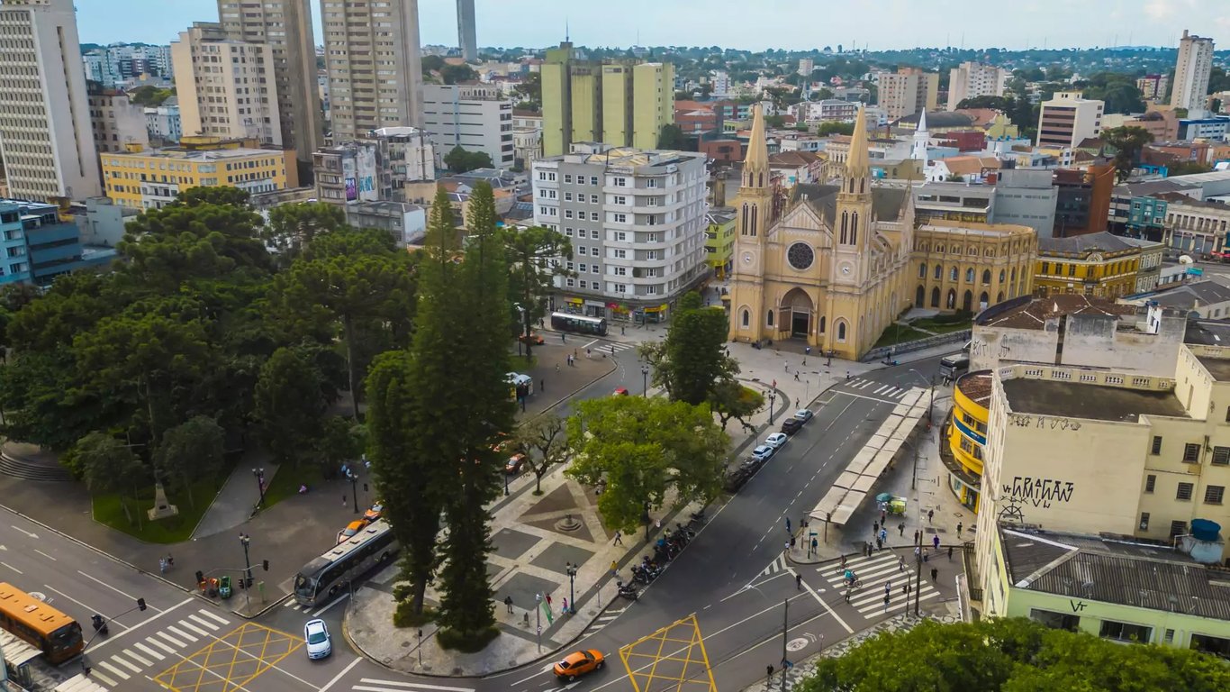 Vista aérea de Jaboti PR, com praça central e igreja ao fundo