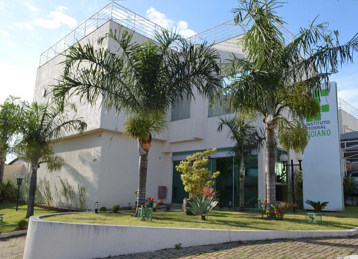 Fachada do Instituto Federal Goiano em Campos Belos GO, com árvores e gramado; dia ensolarado