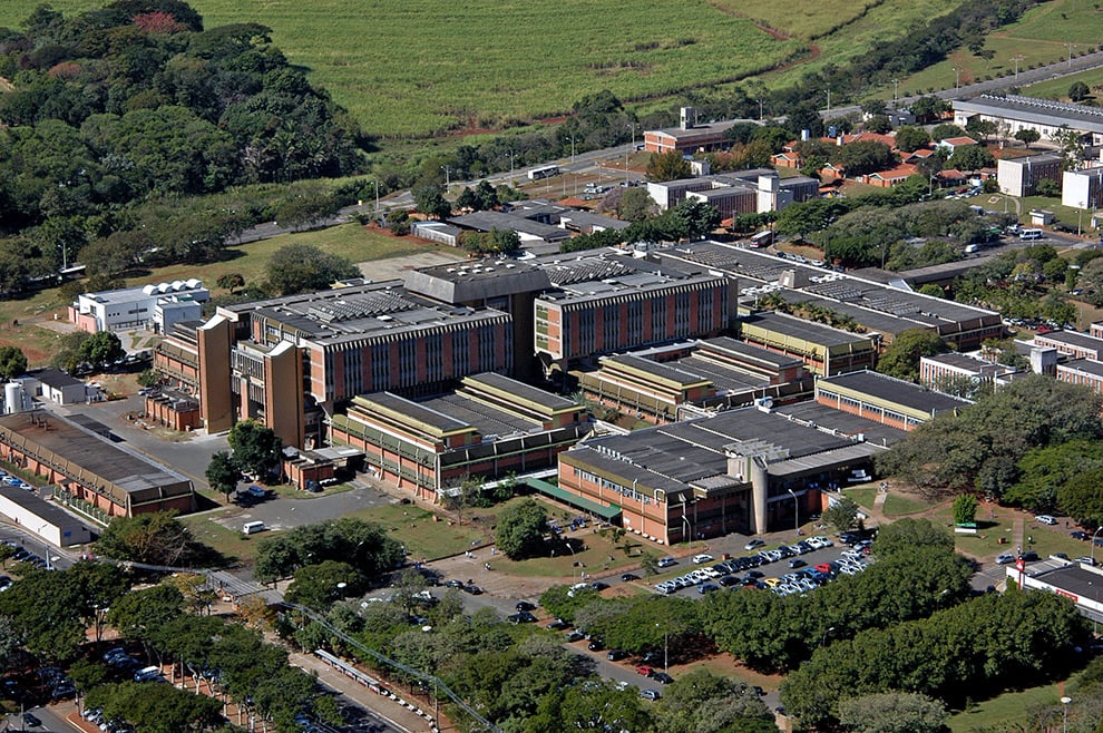 Fachada e entorno do campus da Unicamp em Campinas, com área hospitalar ao fundo