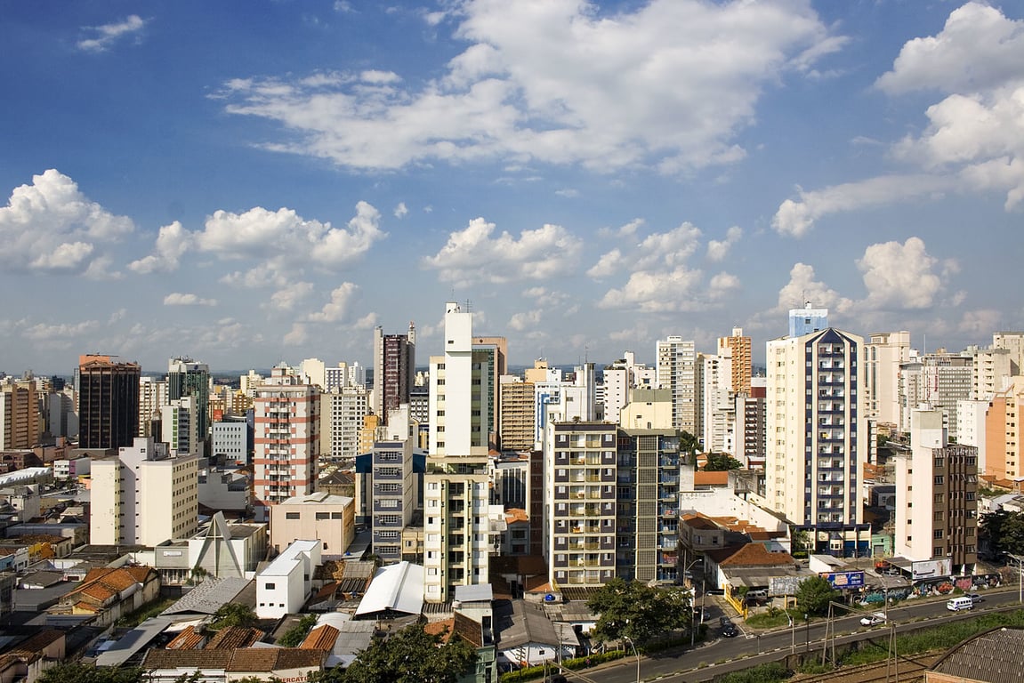 Paisagem urbana de Campinas com áreas verdes e prédios modernos