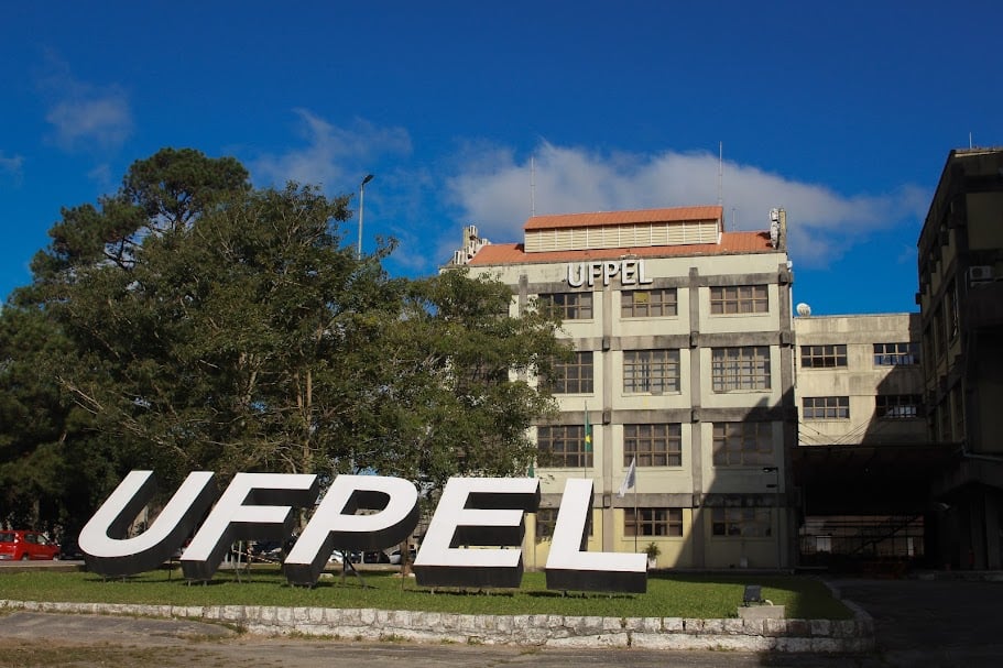 Prédio histórico da UFPel, reitoria, com jardins ao redor