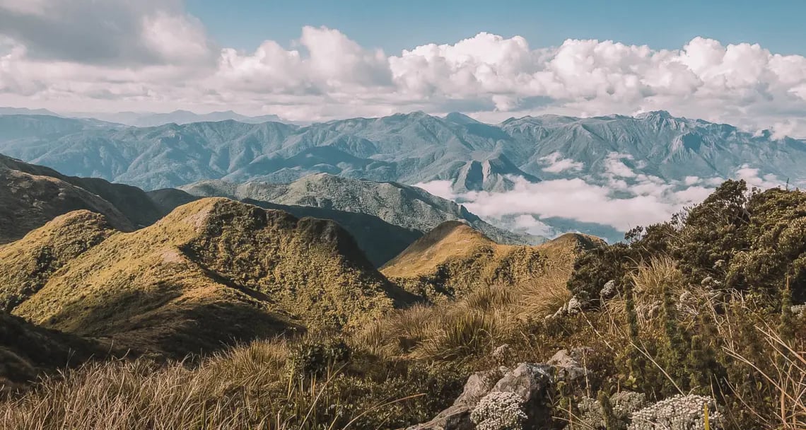 Serra da Mantiqueira vista panorâmica, com vegetação de montanha e trilhas, em dia claro