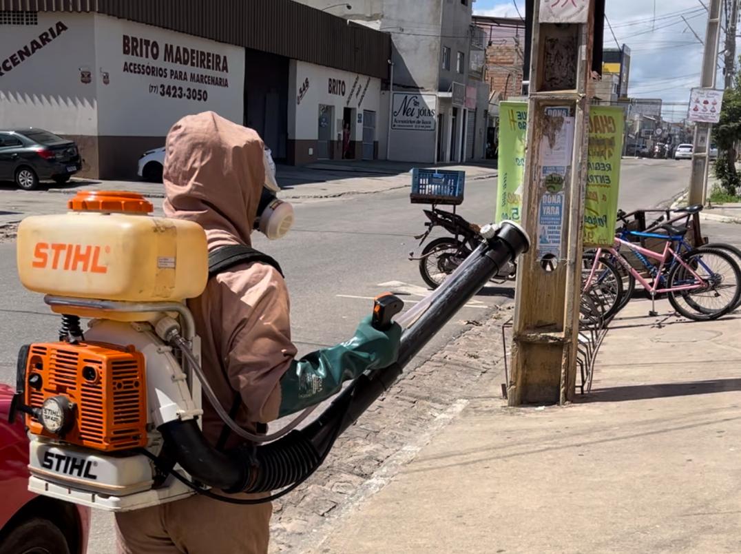 Agente de combate às endemias em ação com bomba costal