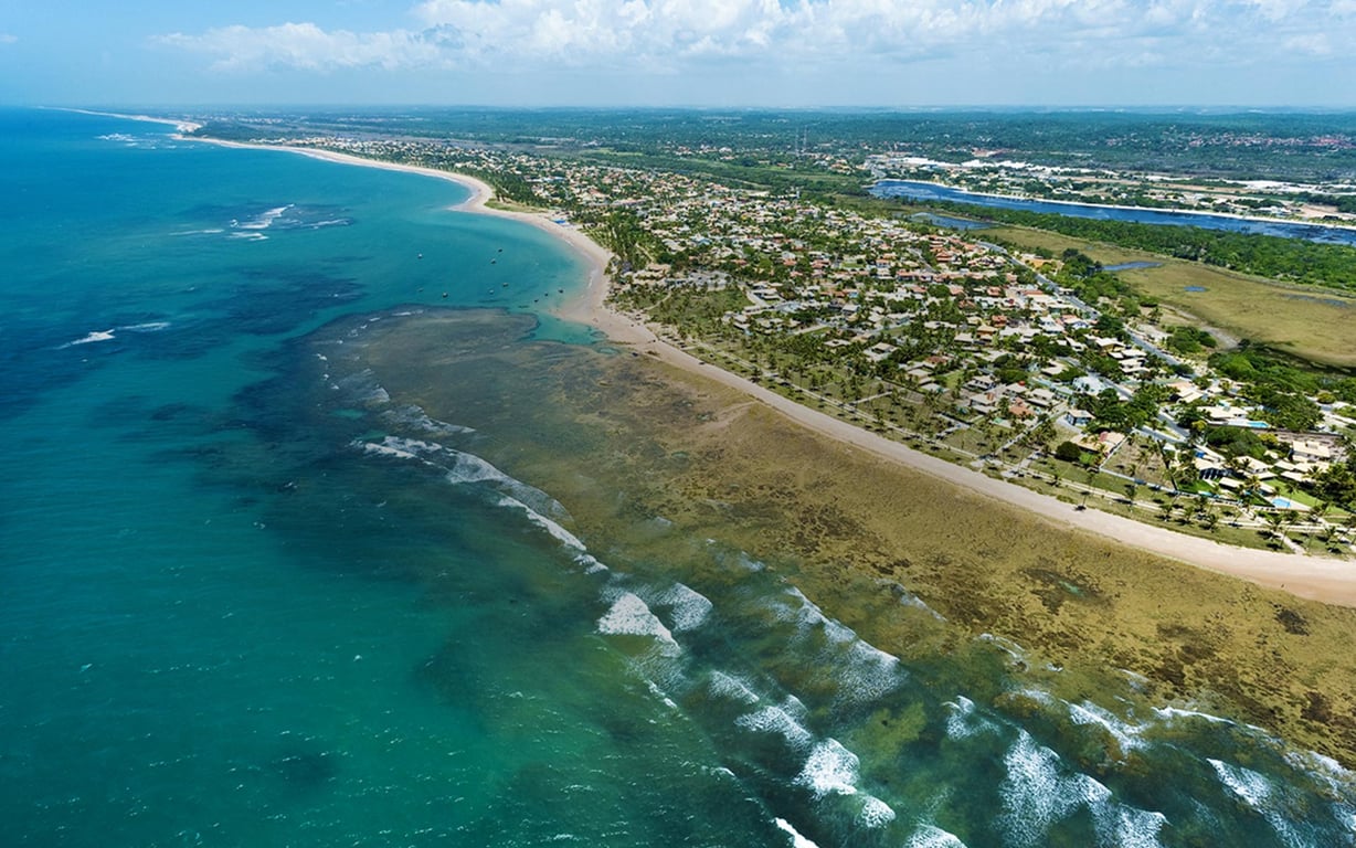 Vista urbana e áreas verdes em Catu, Bahia