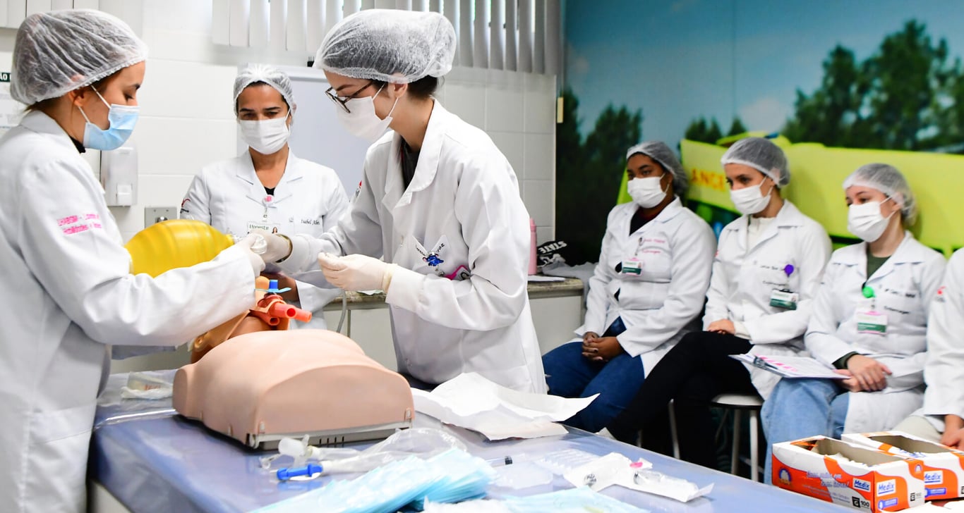 Técnico de enfermagem preparando materiais em ambiente clínico organizado; foco em esterilização e segurança