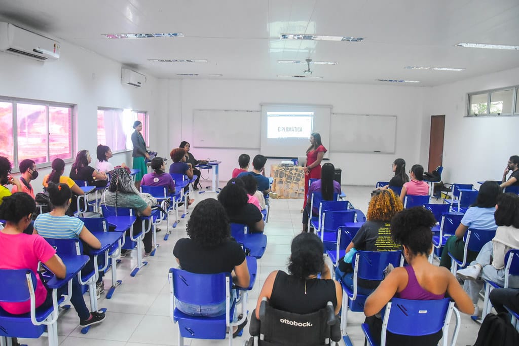 Sala de aula em escola pública, com alunos e professores em atividade