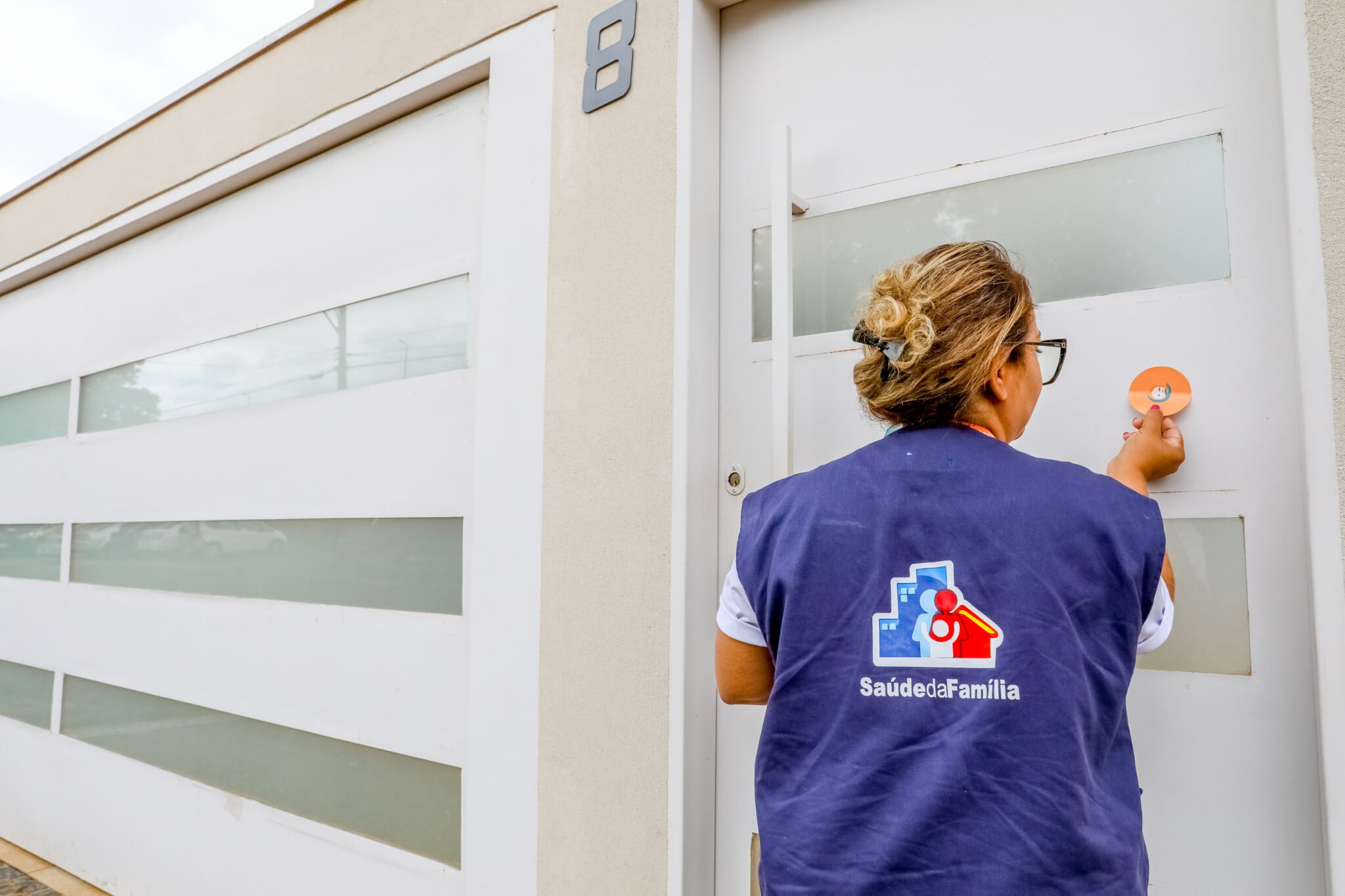 Profissional de saúde da família em visita domiciliar