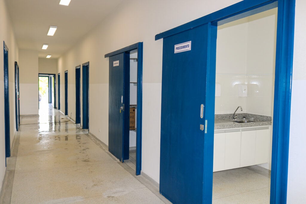 Corredor de unidade de saúde municipal no interior paulista