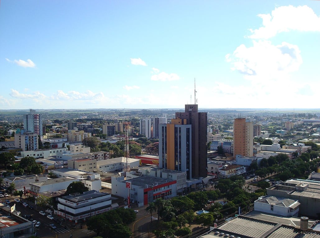 Skyline de Cascavel PR, com avenidas e prédios ao fundo, ao entardecer