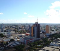 Skyline de Cascavel PR ao entardecer, com avenidas e prédios ao fundo