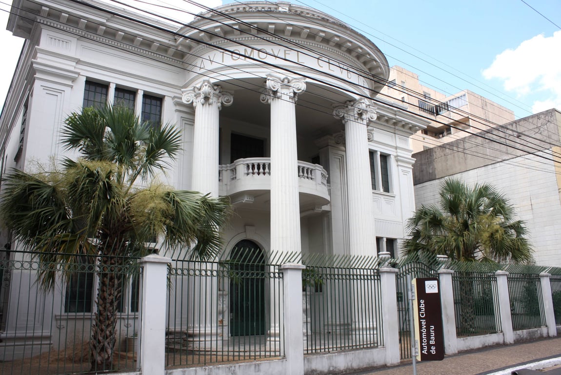 Fachada da Prefeitura Municipal de Bauru em um dia ensolarado