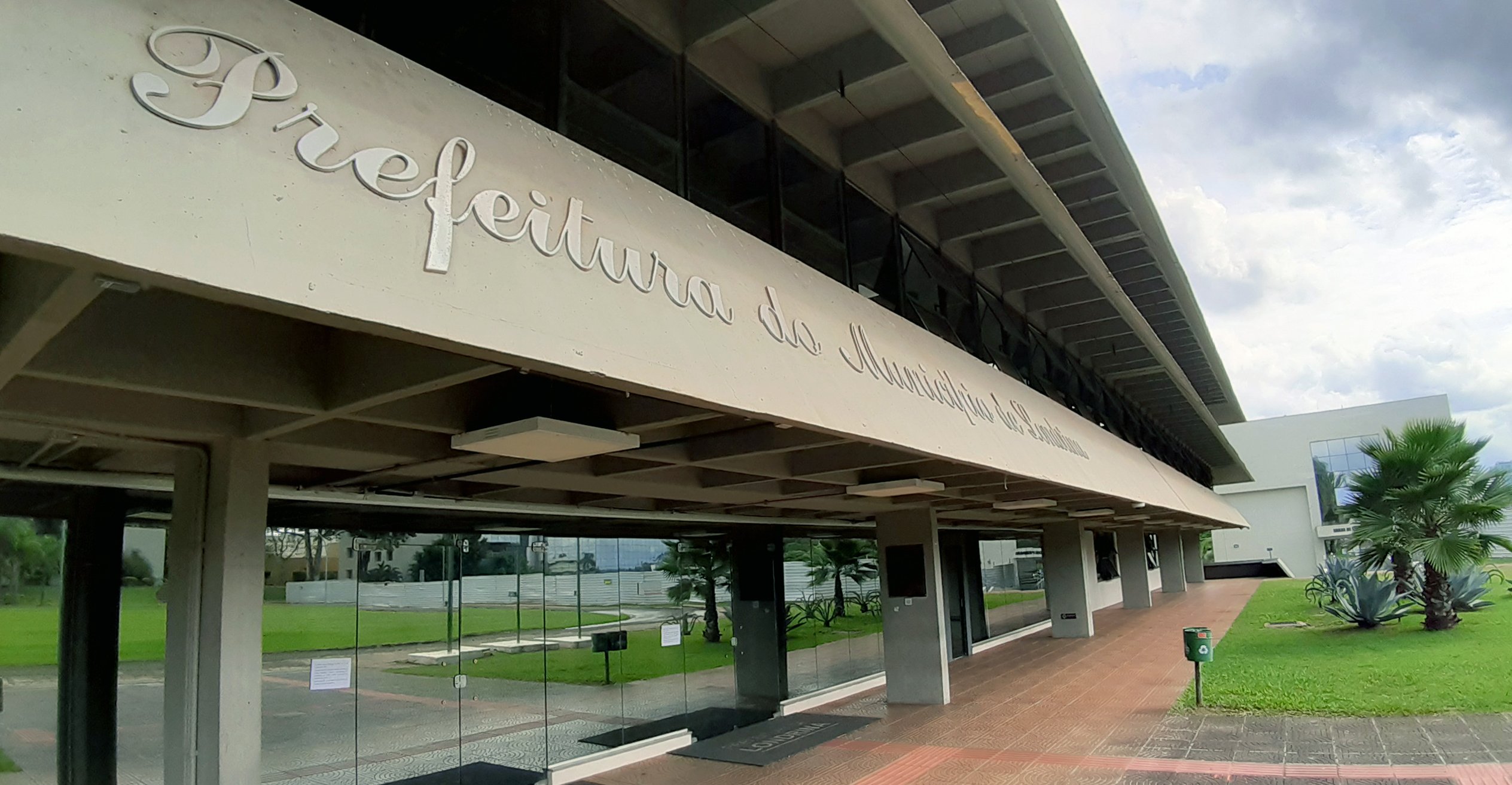 Fachada de prédio público municipal, imagem ilustrativa de atendimento institucional