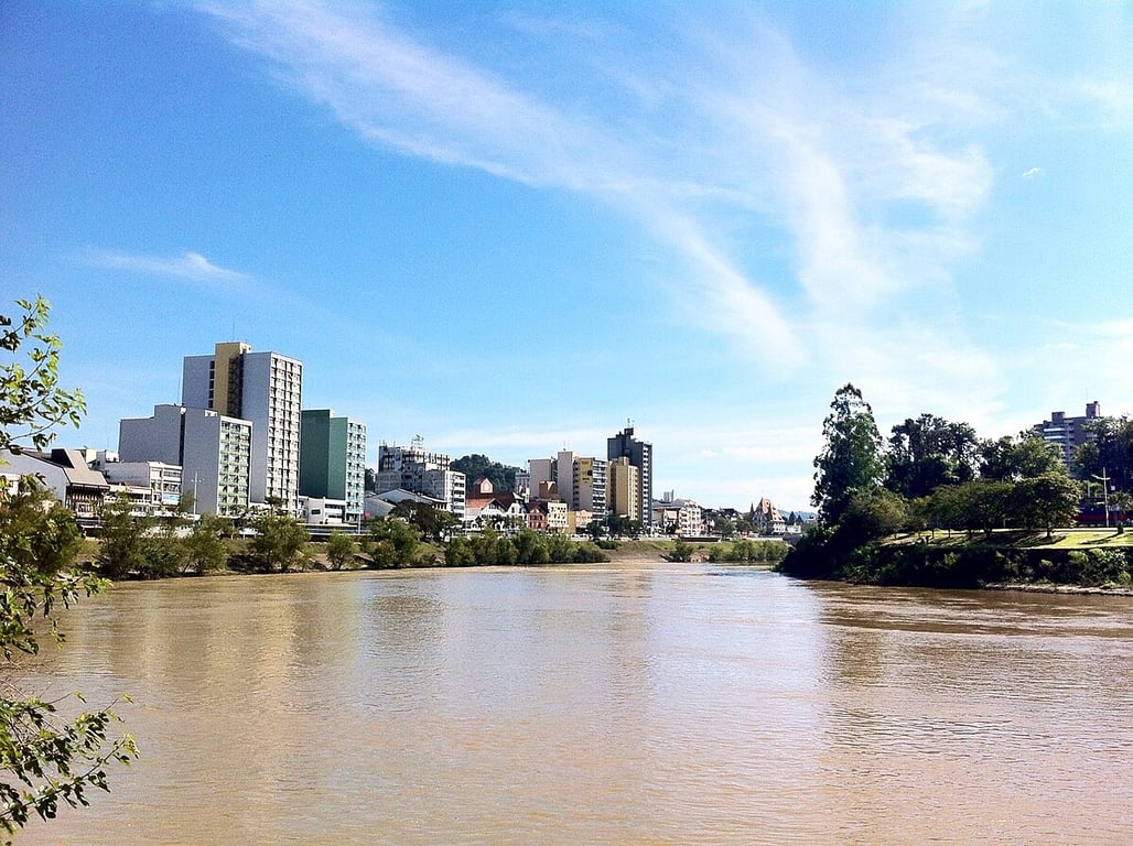 Panorâmica de Blumenau SC, com o rio Itajaí-Açu e a área central ao fundo