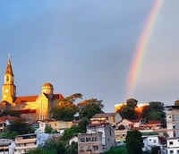 Paisagem urbana típica da Zona da Mata mineira, onde fica Antônio Prado de Minas.