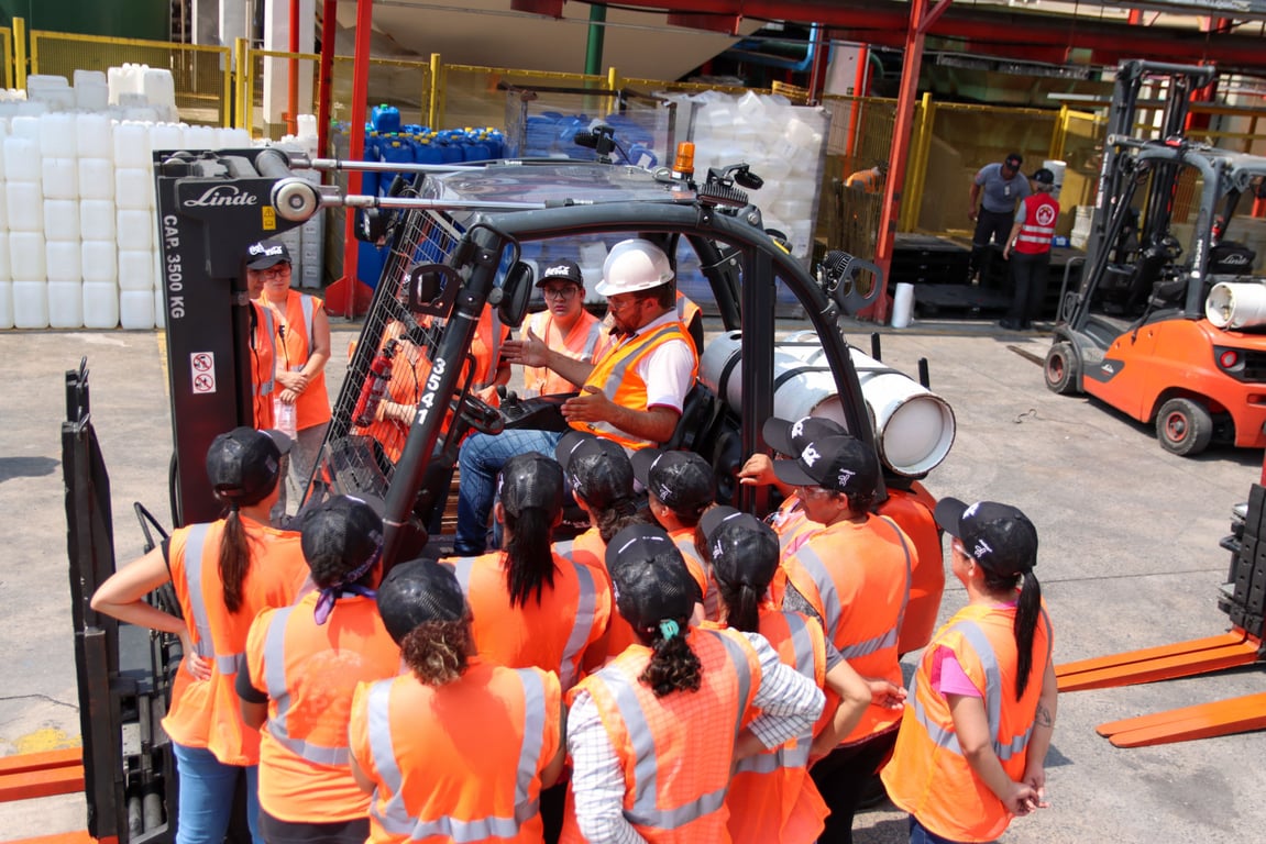 Aula prática em ambiente de armazém com empilhadeira