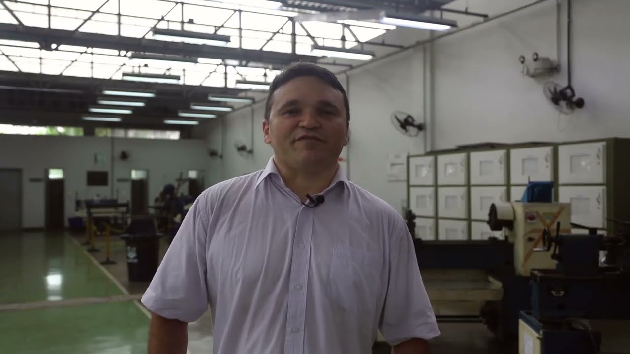 Laboratório de ensino técnico com máquinas e instrutor