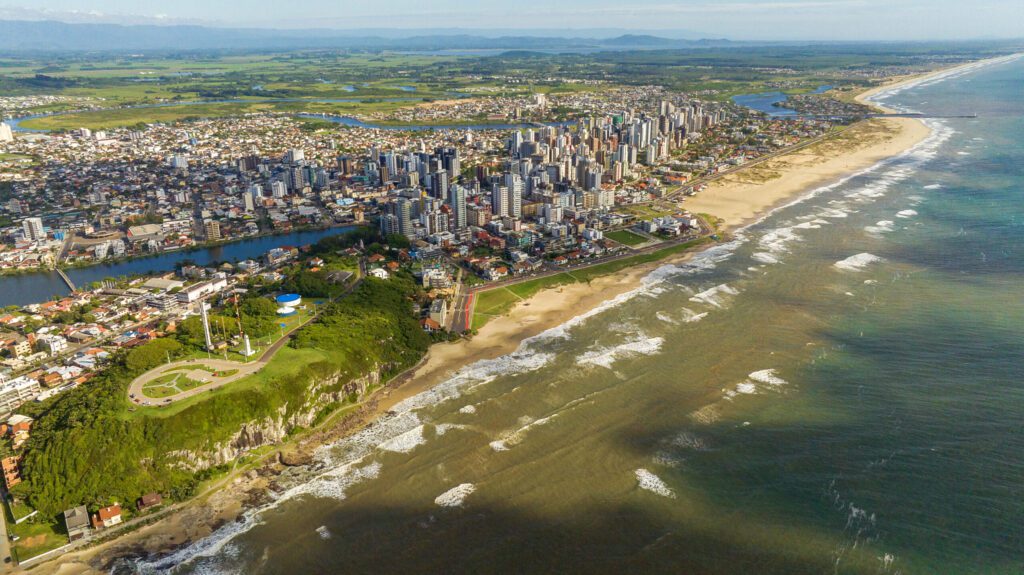 Vista aérea de Torres RS, com a Praia da Guarita e penhascos de basalto ao fundo