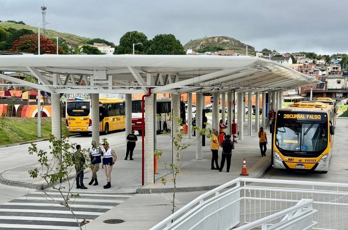 Ônibus BRT em estação moderna no Rio de Janeiro