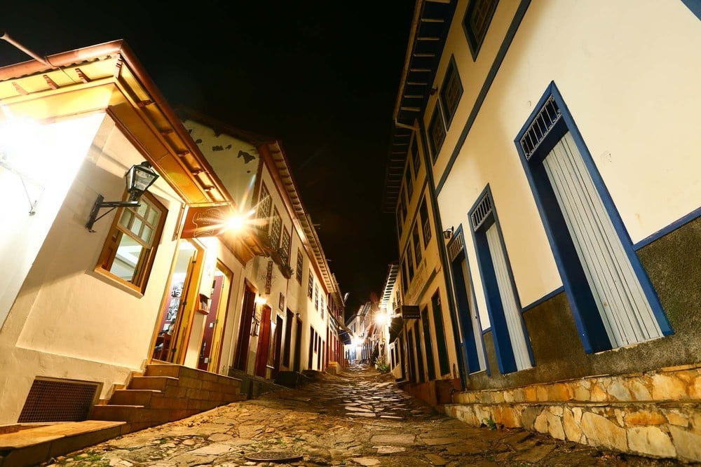 Casario colonial em cidade histórica de Minas Gerais ao entardecer