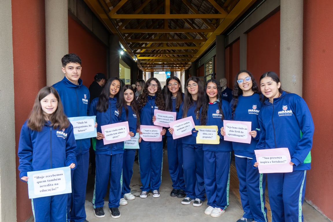 Sala de aula em escola pública do Nordeste, com professora no quadro e estudantes em carteiras