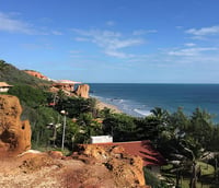 Falésias e praia no litoral de Icapuí, no Ceará