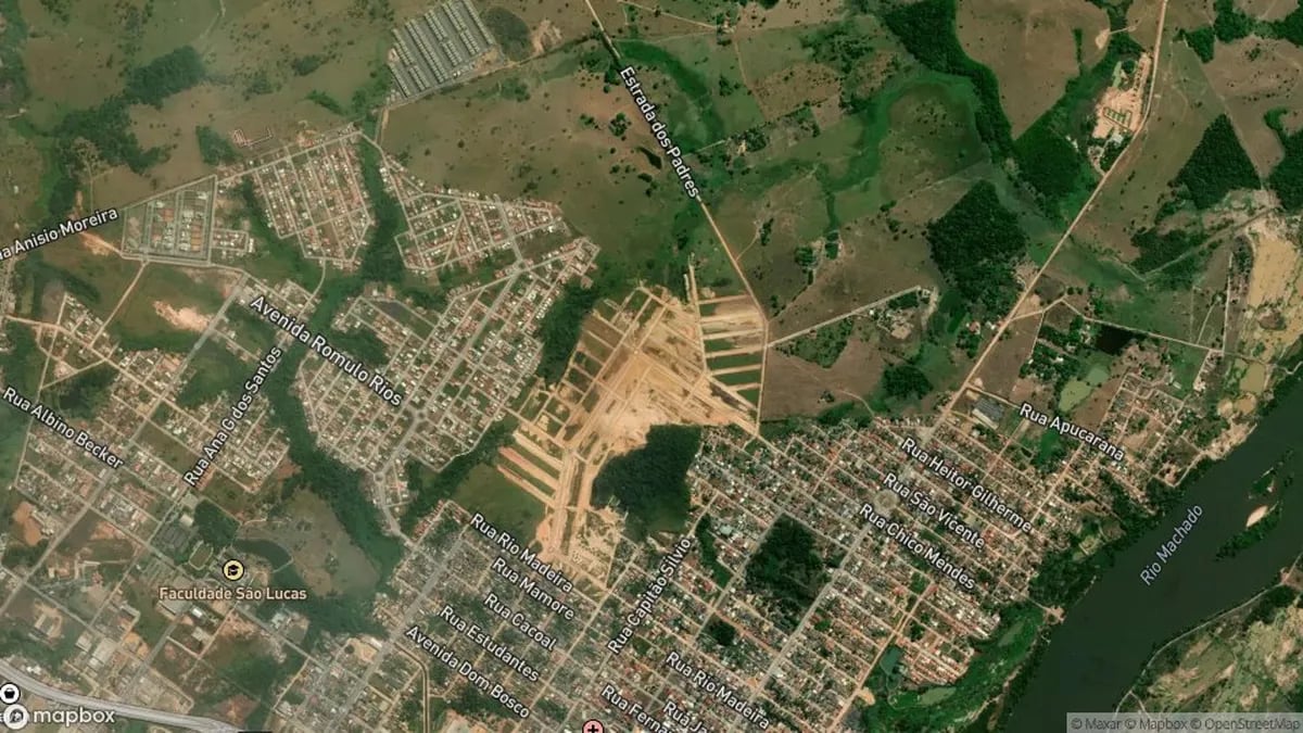 Vista aérea de Ji-Paraná ao entardecer, com o rio Machado cortando a cidade