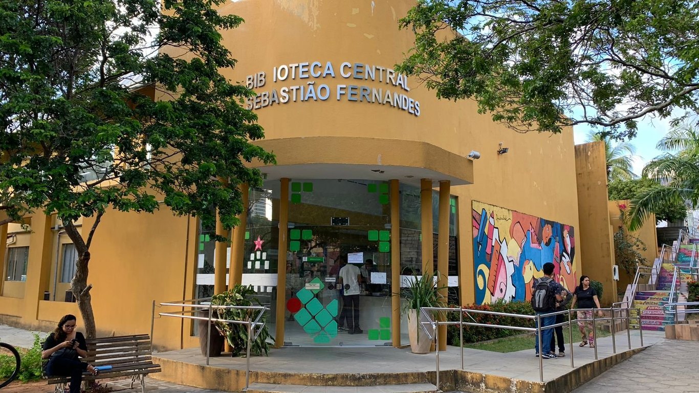 Fachada do IFRN com estudantes circulando