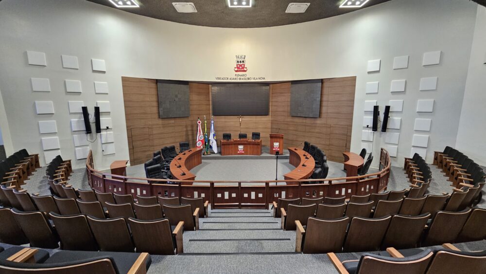 Plenário de câmara municipal, ambiente moderno e preparado para sessões