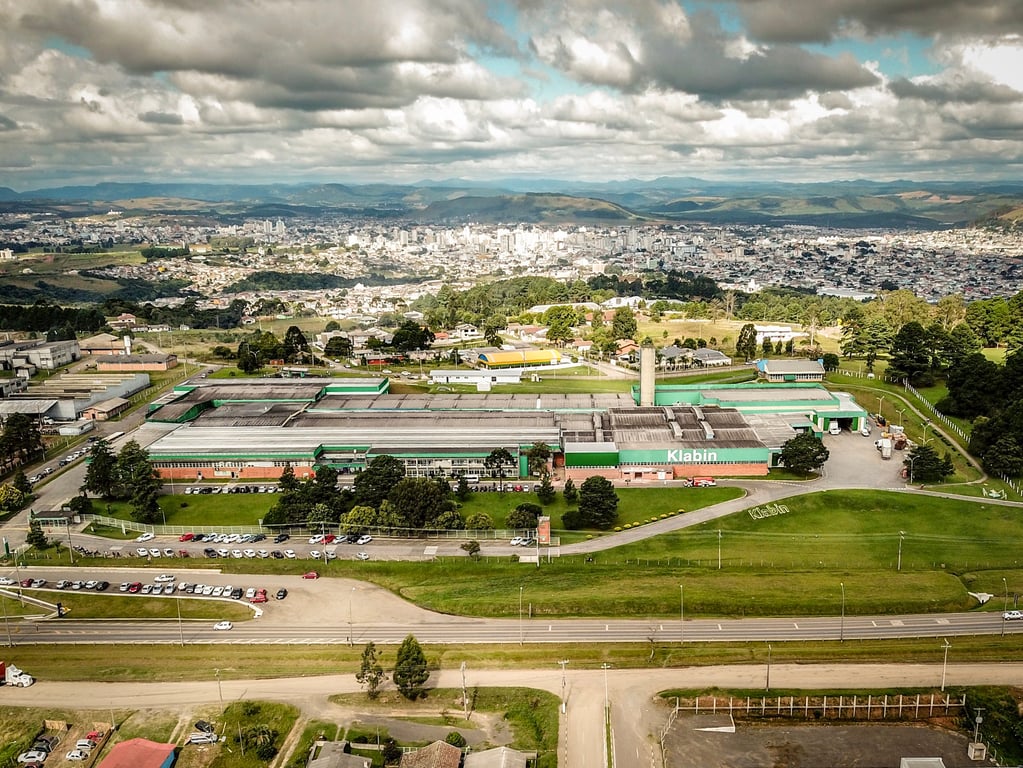 Vista aérea de Lages SC, com o centro urbano e colinas da Serra Catarinense ao fundo