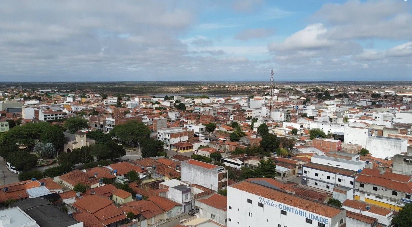 Vista urbana em cidade do semiárido baiano, com baixa verticalização e praça central.