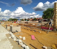 Vista urbana de Capim Grosso BA com comércio local.