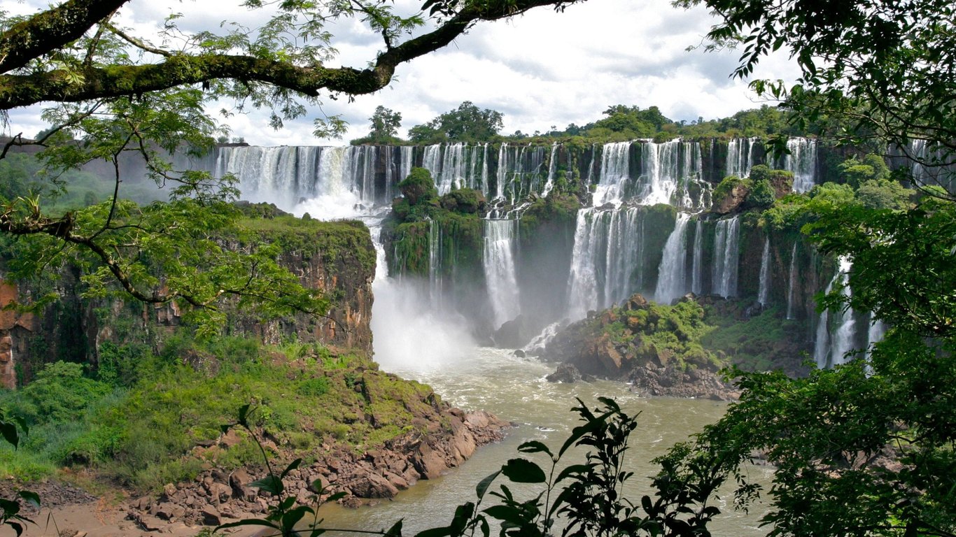 Vista panorâmica de Foz do Iguaçu, com quedas d’água e vegetação abundante.